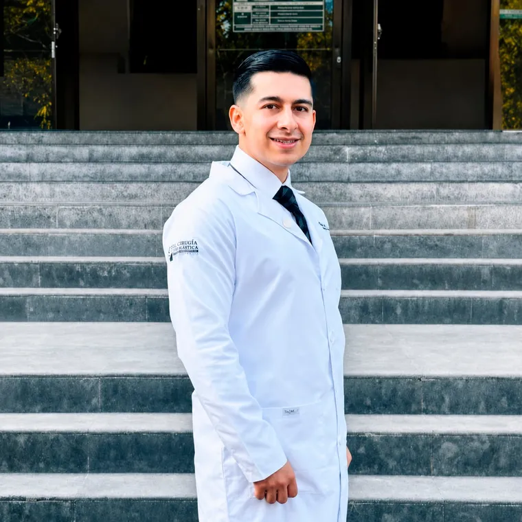 Dr. Luis Rommel Rangel con bata médica